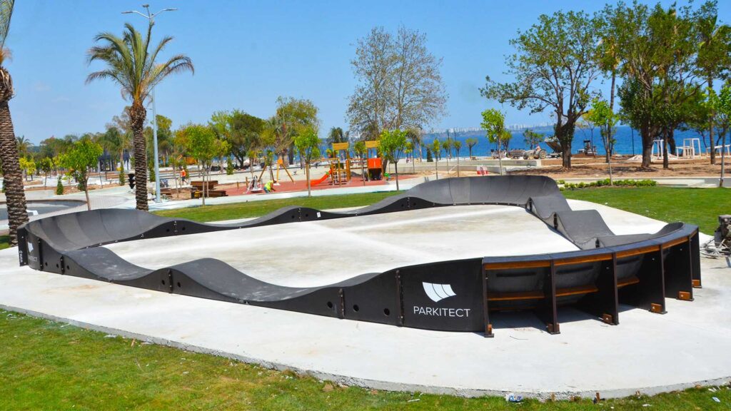Pourquoi installer un pumptrack ? Les bénéfices pour les collectivités, écoles et usagers