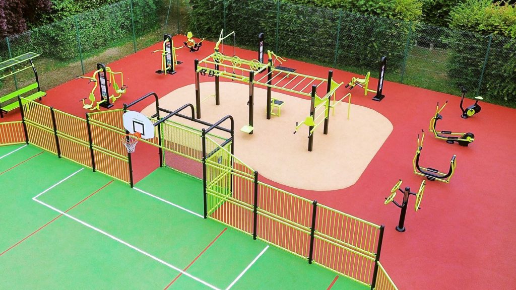 Quelle machine pour quel exercice sur une aire de fitness extérieure ? Guide des équipements et utilisations