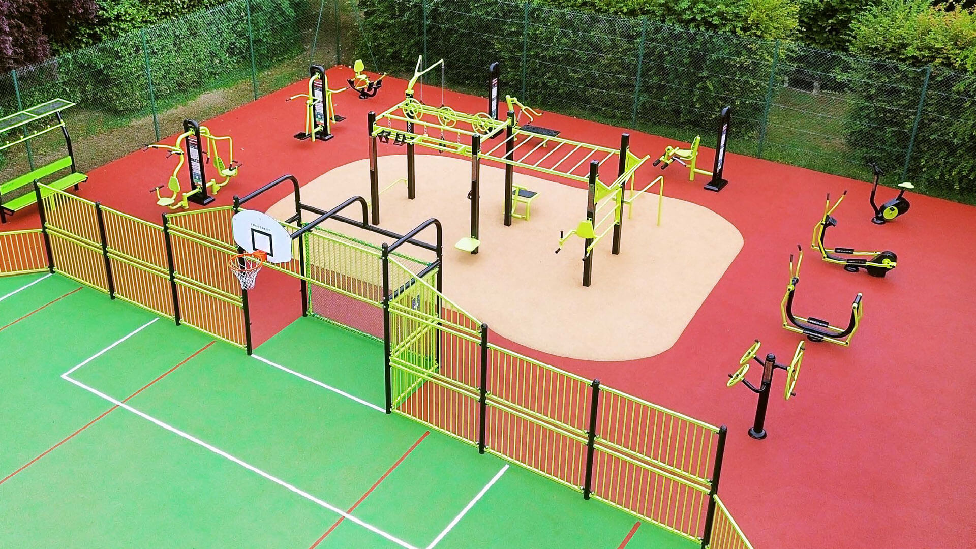 Quelle machine pour quel exercice sur une aire de fitness extérieure ? Guide des équipements et utilisations