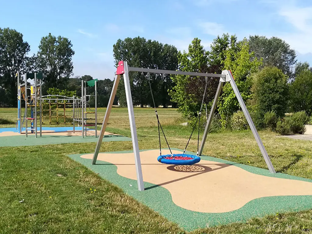 Balançoires, jeux ressorts, jeux rotatifs