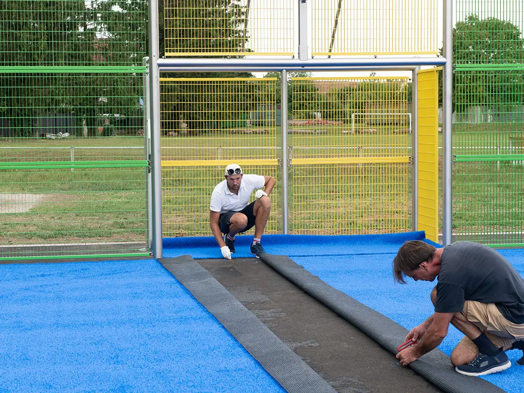 Installateurs Casal Sport fixant sur un city stade