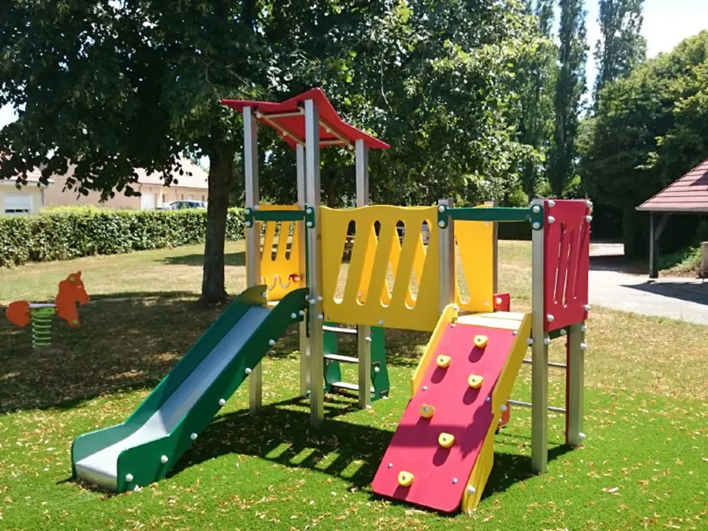 Structures de jeux, cabanes, toboggans